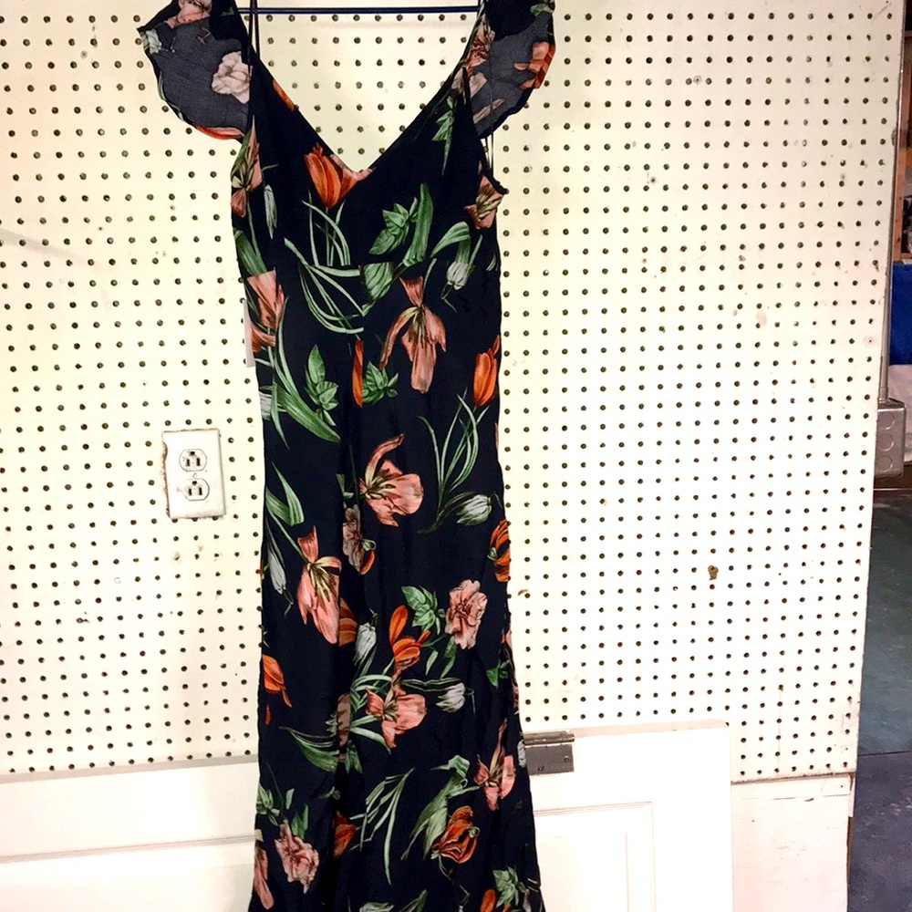 EUC Black w floral print maxi w flutter sleeve